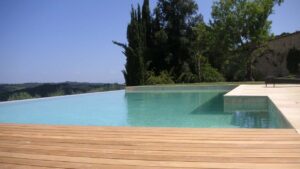 paesaggio-con-piscina