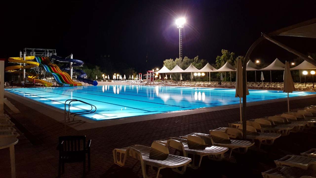 piscina-notte